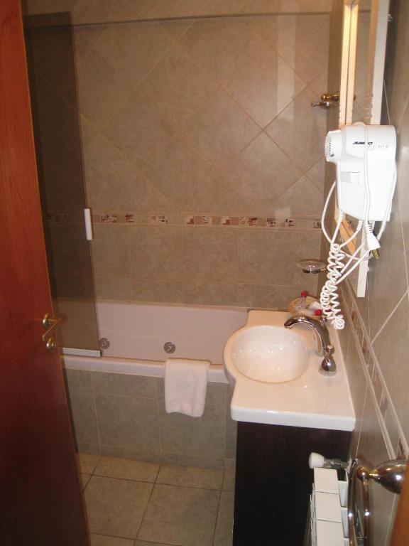 Quarto com Cama de Casal ou 2 de Solteiro